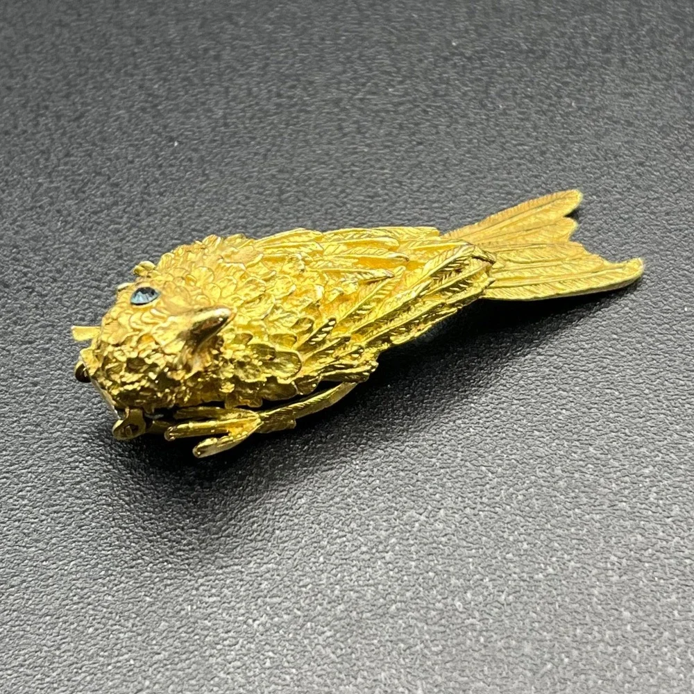 1940s Figural Bird Fur Clip Gold Tone w Blue Rhinestone Eye Vintage